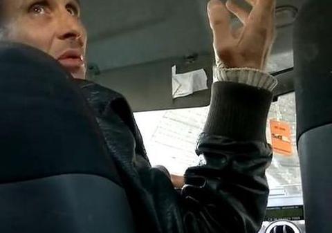 Un român care s-a dat străin a pus la încercare un taximetrist: "Sunt român şi cursa nu face atât. Să-mi mulţumeşti că nu-ţi dau un cap în gură" | VIDEO