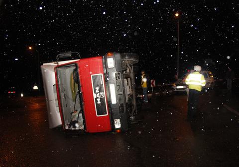 Primele ninsori le dau bătăi de cap şoferilor! Un TIR s-a răsturnat pe şosea