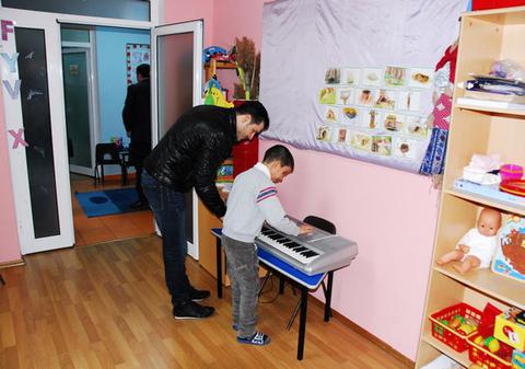 GEST IMPRESIONANT! Liviu Vârciu cântă la pianină împreună cu un copil cu dizabilităţi