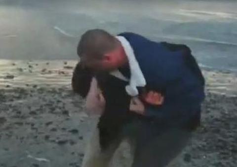 Uite ÎN CE HAL A FOST BĂTUT UN BĂRBAT pentru că a furat un iPHONE. IMAGINI ŞOCANTE! | VIDEO