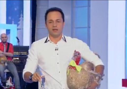 Măruţă a LUAT-O LA MIŞTO pe Iulia Albu. Dacă ea şi-a luat GĂINĂ ca animal de companie, el şi-a luat CURCAN!