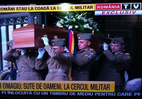 Sicriul lui Sergiu Nicolaescu a fost scos de la Cercul Militar. Lumea a scandat: "Ruşine!" | FOTO