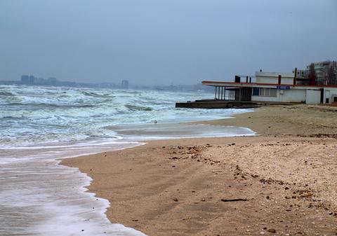 Marea înfuriată mai are puţin şi înghite plaja cu totul!
