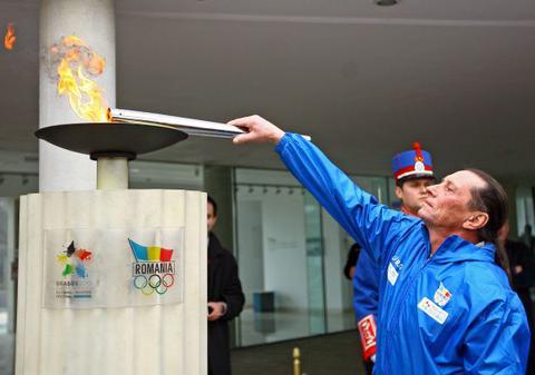 Flacăra olimpică de la FOTE 2013 a străbătut Bucureștiul l FOTO