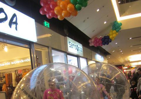 Un grup de acrobate a făcut spectacol într-un mall din Capitală | FOTO