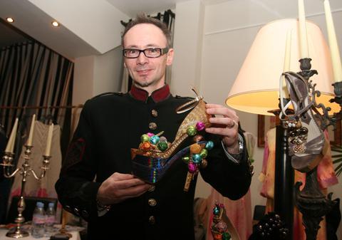 DIVORȚUL i-a PURTAT NOROC? Vezi gestul făcut de străini în onoarea pantofilor creați de MIHAI ALBU