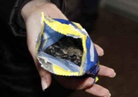 SCÂRBOS! Ce a găsit o femeie din Botoşani într-o pungă cu seminţe 