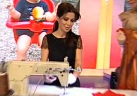 La asta nu te-ai fi aşteptat! Simona Pătruleasa se pricepe la tricotat şi îi face hăinuţe fetiţei ei! FOTO