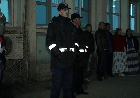 Bătaie între clanuri după ce o tânără a încercat să se sinucidă pentru că soţul o înşela