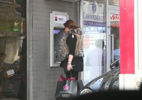 Schimb de bani și de sacoșe! Ce COMBINAȚII are OANA ROMAN, ziua-n amiaza mare, la PORTBAGAJUL MAȘINII UNEI PRIETENE? FOTO