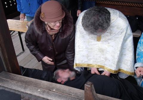 Un preot a fost resuscitat chiar pe treptele bisericii