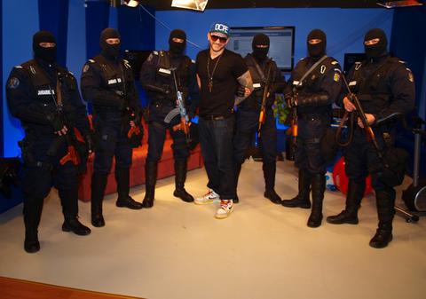 Rapperul român care a cântat cu Akon, încătuşat de mascaţi! 