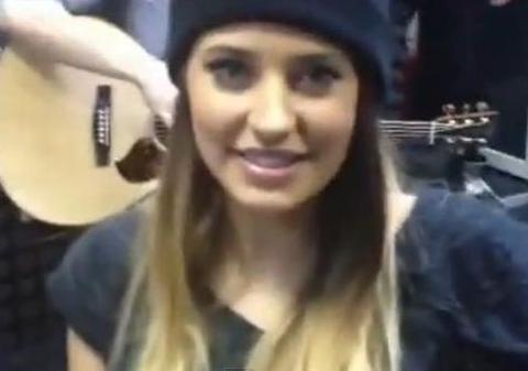 Antonia cântă o manea de cea mai joasă speţă: "Dă-te mare, mişcă-te ca şarpele" | VIDEO