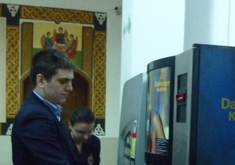 Prefectul de Suceava cere să fie scoase automatele de cafea din şcoli | Elevii şi directorii, nemulţumiţi