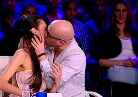 Ce nebun e! Bendeac a sărutat-o pe GURĂ pe jurata Monica Petrică. Vezi cum a reacţionat balerina! | VIDEO