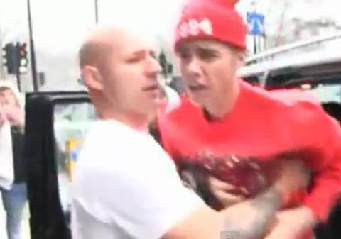 Ce nervos e ăsta mic când sunt găzile de corp lângă el! Justin Bieber s-a dat jos din maşină să bată un paparazzo! | VIDEO