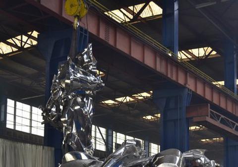 S-a întâmplat minunea! Un angajat model va avea o statuie de 10 metri