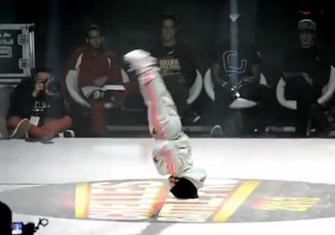 O fetiţă de şase ani a uimit mapamondul cu figurile sale de Break Dance! | VIDEO