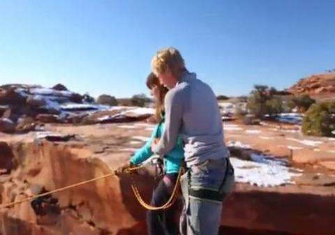 Ce nebun! Un tânăr şi-a împins iubita de pe o stâncă! | VIDEO