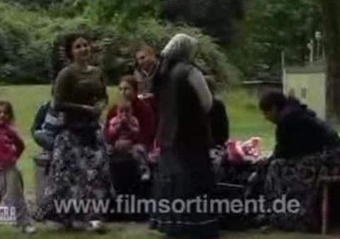 'URINEAZĂ şi fac TREABA MARE pe scări şi coridoare'. MĂRTURIE HORROR despre un grup de ROMÂNI din GERMANIA