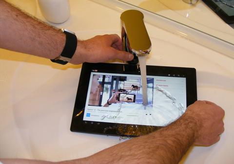 TABLETA REZISTENTĂ la APĂ, lansată în ROMÂNIA. E cea mai subţire şi uşoară din lume!