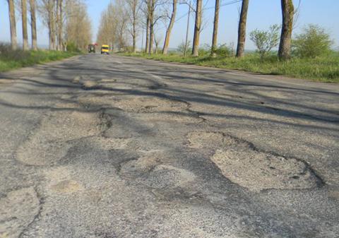 Şoseaua arată ca după bombardament! DN Oraviţa-Moraviţa le scoate peri albi şoferilor