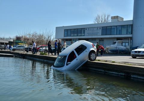 I-a căzut maşina în lac!