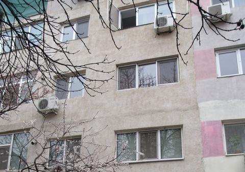 O femeie de 92 de ani a căzut de la etaj în timp ce scutura o cuvertură