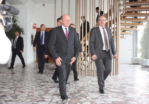 Traian Băsescu, în vizită la Ford Craiova | FOTO