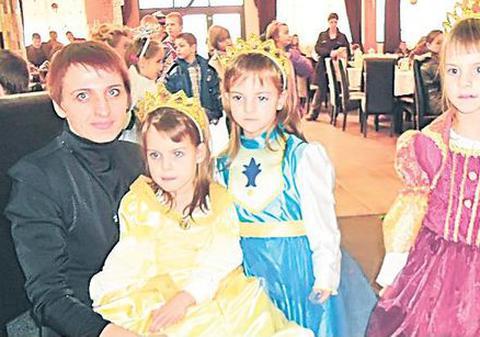 Mama tripletelor din Aiud, care a schimbat legea indemnizațiilor de creștere pentru copii, vrea să emigreze în Canada 