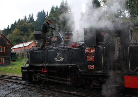 Bucăți de șină din traseul Mocăniței, furate de hoții de fier vechi