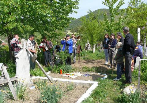 Dedicaţii pentru morţi! De Paşte, au fost cu lăutarii în cimitir
