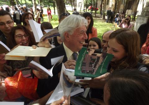 Scriitorul peruan Mario Vargas Llosa, laureat al Premiului Nobel, a fost sufocat de admiratoare la Cluj-Napoca