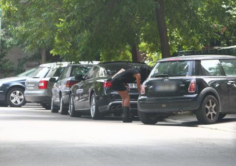 O vedetă face SHOW CU POZIŢII INDECENTE în parcare. Vezi despre cine este vorba | FOTO EXCLUSIV