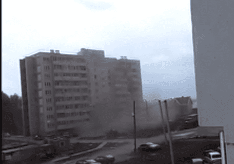 Cadeee! O macara a distrus balcoanele unui bloc de 9 etaje şi a făcut praf maşinile din parcare! | VIDEO