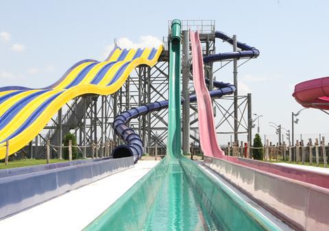 Pe toboganul ăsta prinzi o viteză de 17 metri/ secundă!