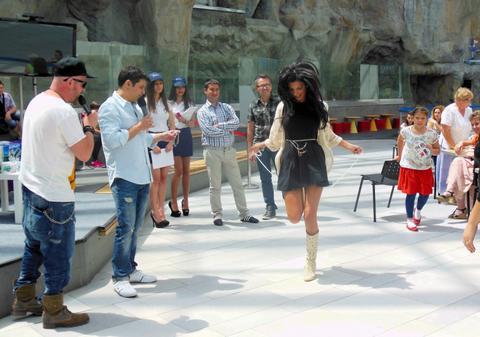 De râsul lumii. Andreea Tonciu sare coarda pe tocuri