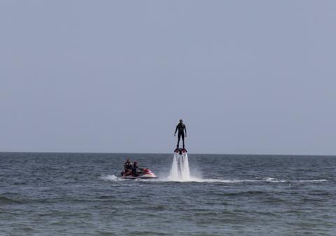 Mazăre lansează o nouă modă pe Litoral! UITE-L CUM SE DISTREAZĂ