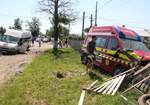 Doi oameni răniţi, după ce o ambulanţă SMURD s-a ciocnit cu un maxi-taxi