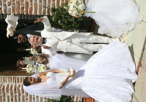 POZELE în ROCHIA ALBĂ DE MIREASĂ îi vor trezi NOSTALGII MONICĂI GABOR! Uite în ce culoare STRIDENTĂ va trebui SĂ SE ÎMBRACE LA NUNTA CU CHINEZUL! FOTO