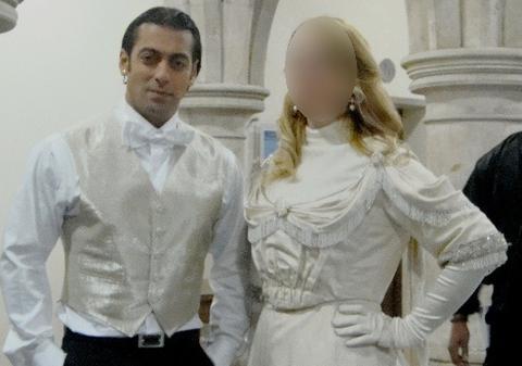 Salman Khan a mai pus ochii pe o blondă de la noi! Vezi cine este românca alături de care a pozat!