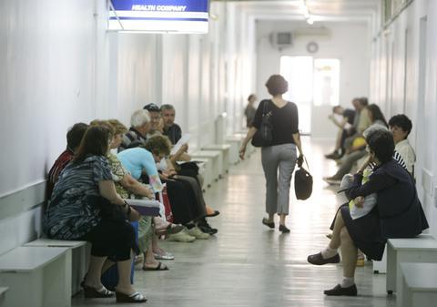 Studiu: 35% dintre bucureşteni susţin că fără "atenţii", doctorii nu te bagă în seamă