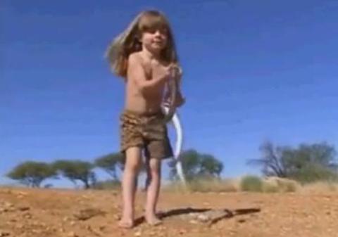 INCREDIBIL! Iată POVESTEA fetiţei care a trăit 10 ani în sălbăticie, ÎNCONJURATĂ DE ANIMALE PERICULOASE! Video