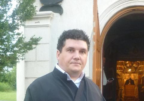 Părintele care dezleagă farmece | Credincioşii vin din toate colţurile ţării pentru slujbele lui