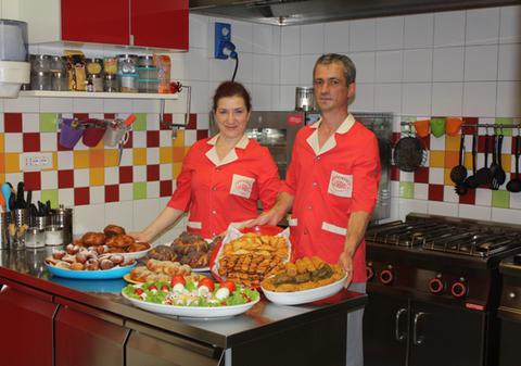 Doi români îi răsfaţă pe italieni cu bucate tradiţionale din ţara noastră