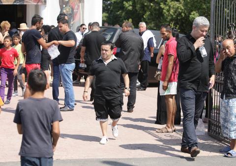 Adrian Minune şi-A CONDUS NAŞUL LA GROAPĂ ÎN PANTALONI SCURŢI | FOTO