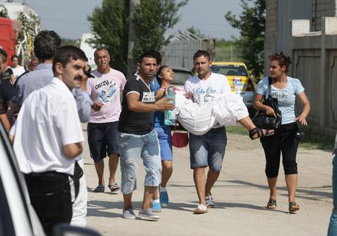 DURERE FĂRĂ MARGINI! O rudă a leşinat la înmormântarea milionarului de la Ştefăneşti | GALERIE FOTO