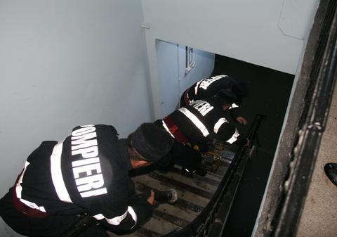 A năvălit apa peste ei în case! 232 de bucureşteni au cerut ajutorul pompierilor 