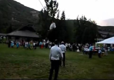 Asta, da surpriză pentru mireasă! Mirele a folosit-o pe soţia sa pe post de încărcătură pentru praştie | VIDEO
