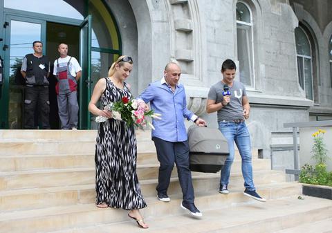 Marcel Pavel şi-a externat fetiţa nou-născută! FOTO EXCLUSIV